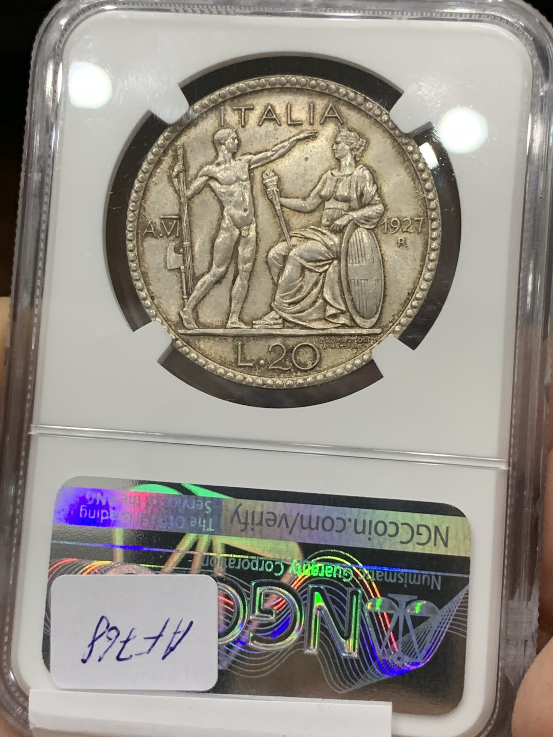 《竞宝斋》第77场-本周日，周一，周四3场拍卖（全场不限金额包邮） NGC-MS64 意大利 1927R 20里拉大银币 法西斯裸男 淡包浆可以收藏的状态 热门品种 意大利潜力巨大