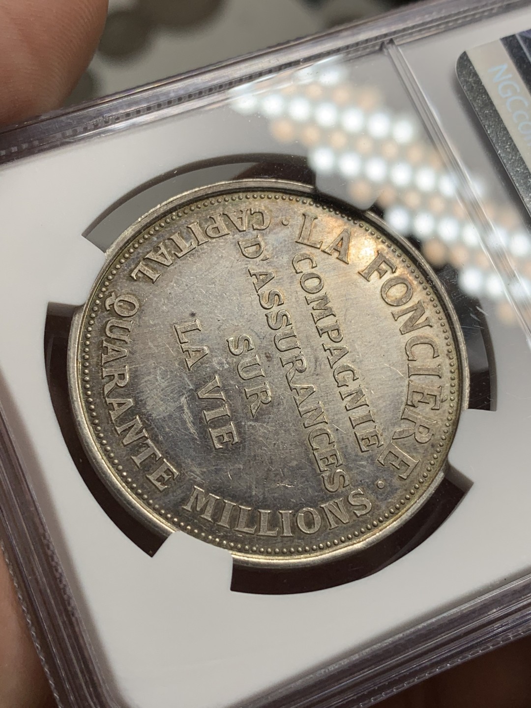 《竞宝斋》第77场-本周日，周一，周四3场拍卖（全场不限金额包邮） NGC MS61法国保险公司女神银章直径:37mm重量:22.68g 边铭:丰饶角+银标章面有点镜面效果，女神细节漂亮