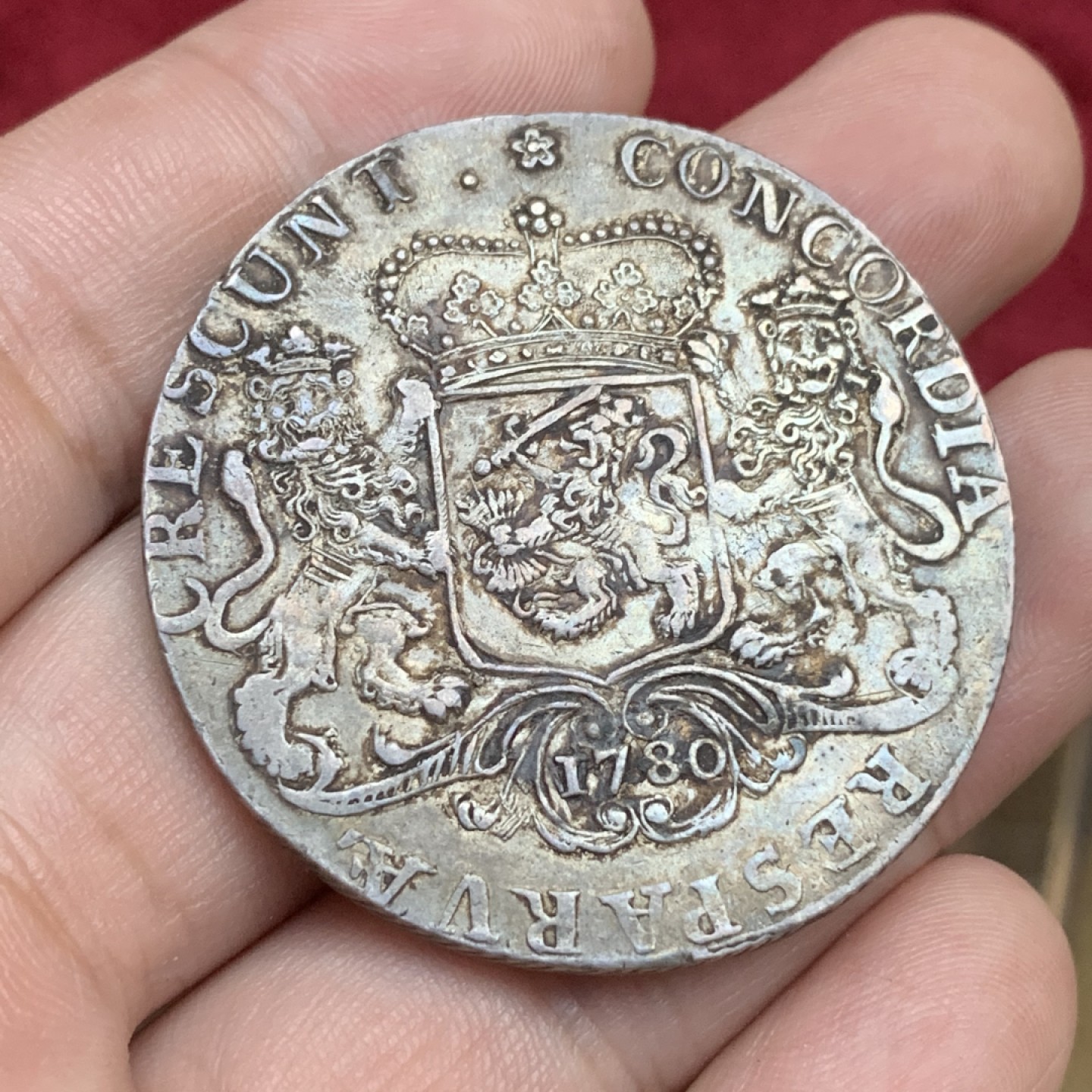 《竞宝斋》第77场-本周日，周一，周四3场拍卖（全场不限金额包邮） 荷兰 1780年 荷兰省 大马剑 细节 包浆非常好，骑士的头盔都非常的清晰