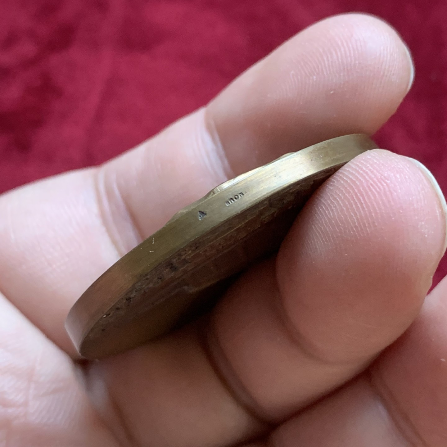 《竞宝斋》第77场-本周日，周一，周四3场拍卖（全场不限金额包邮） 法国1928年 凡尔赛国立射击场 纪念铜章，人物面弧形底板弧形 高浮雕设计