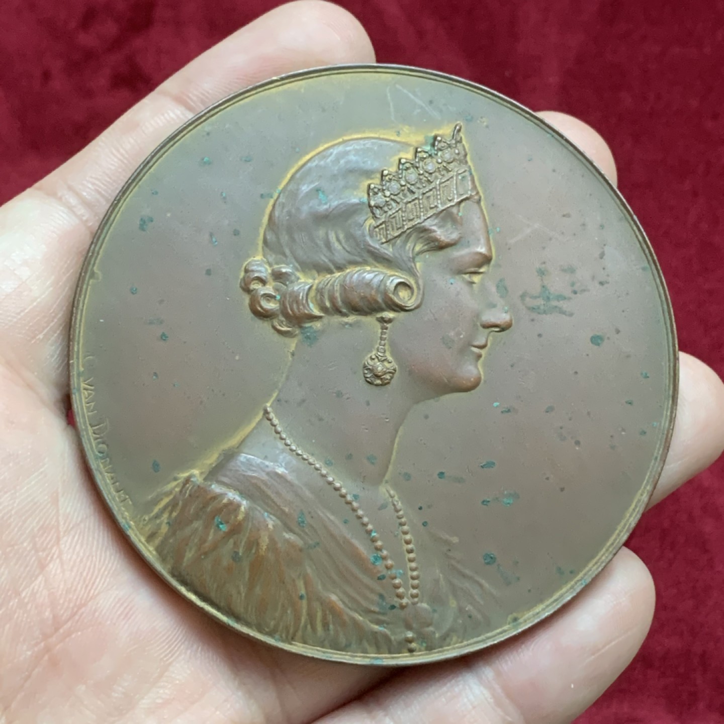 《竞宝斋》第77场-本周日，周一，周四3场拍卖（全场不限金额包邮） 1937年比利时阿斯特丽德铜章，直径70mm，重量147g。