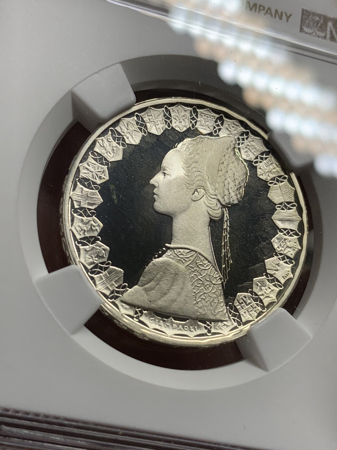 《竞宝斋》第77场-本周日，周一，周四3场拍卖（全场不限金额包邮） 1985年NGC PF68 ULTRA CAMEO深度浮雕完美凝霜意大利首年精制银币帆船与女神