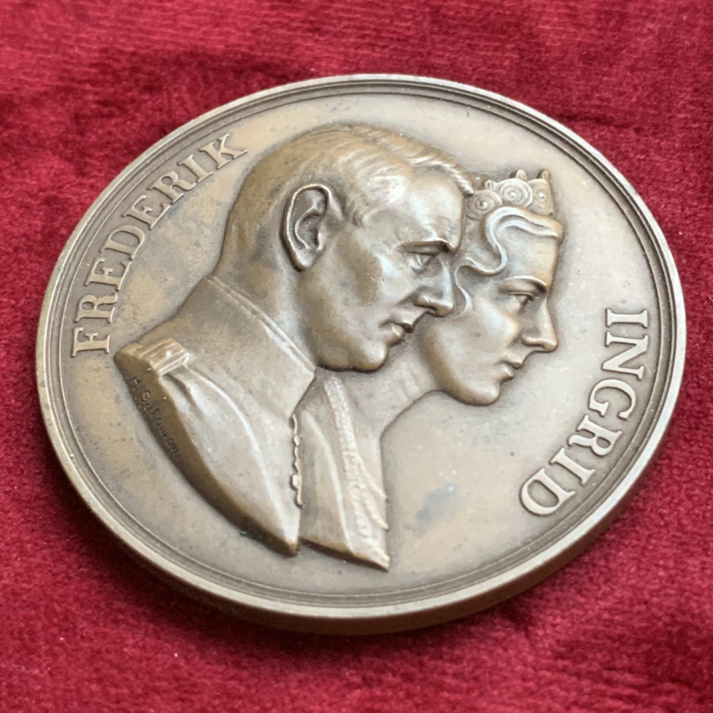 《竞宝斋》第77场-本周日，周一，周四3场拍卖（全场不限金额包邮） 1935年丹麦王子弗里德里克结婚纪念铜章，直径60mm，重量68.5g，纹章、皇冠非常漂亮。