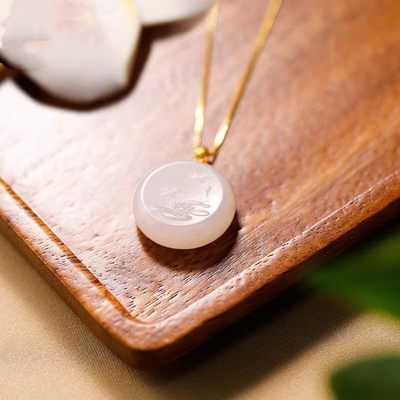 和田玉藕粉吊坠纯银包金镶嵌精致小圆牌金镶玉吊坠蜻蜓荷花图 和田玉藕粉吊坠纯银包金镶嵌精致小圆牌金镶玉吊坠蜻蜓荷花图