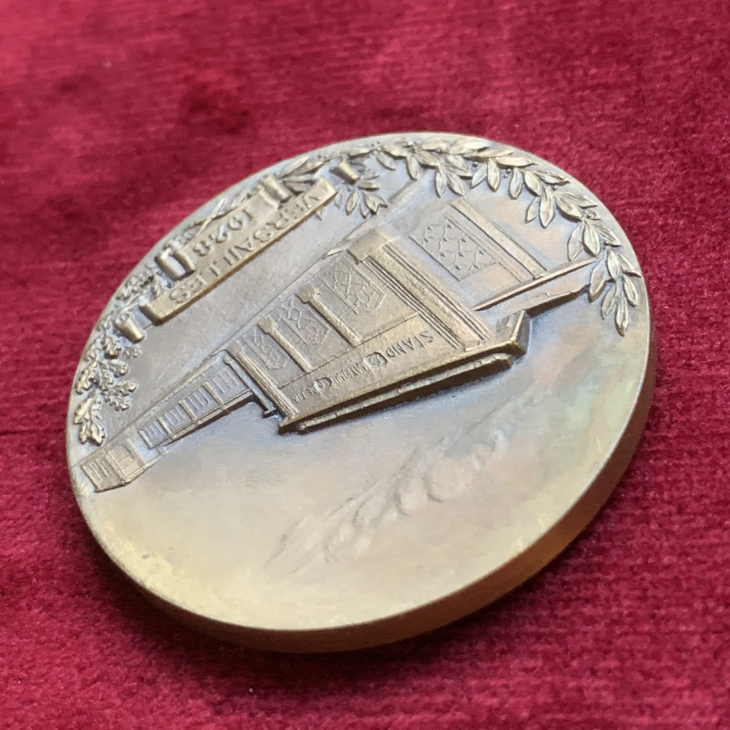 《竞宝斋》第77场-本周日，周一，周四3场拍卖（全场不限金额包邮） 法国1928年 凡尔赛国立射击场 纪念铜章，人物面弧形底板弧形 高浮雕设计