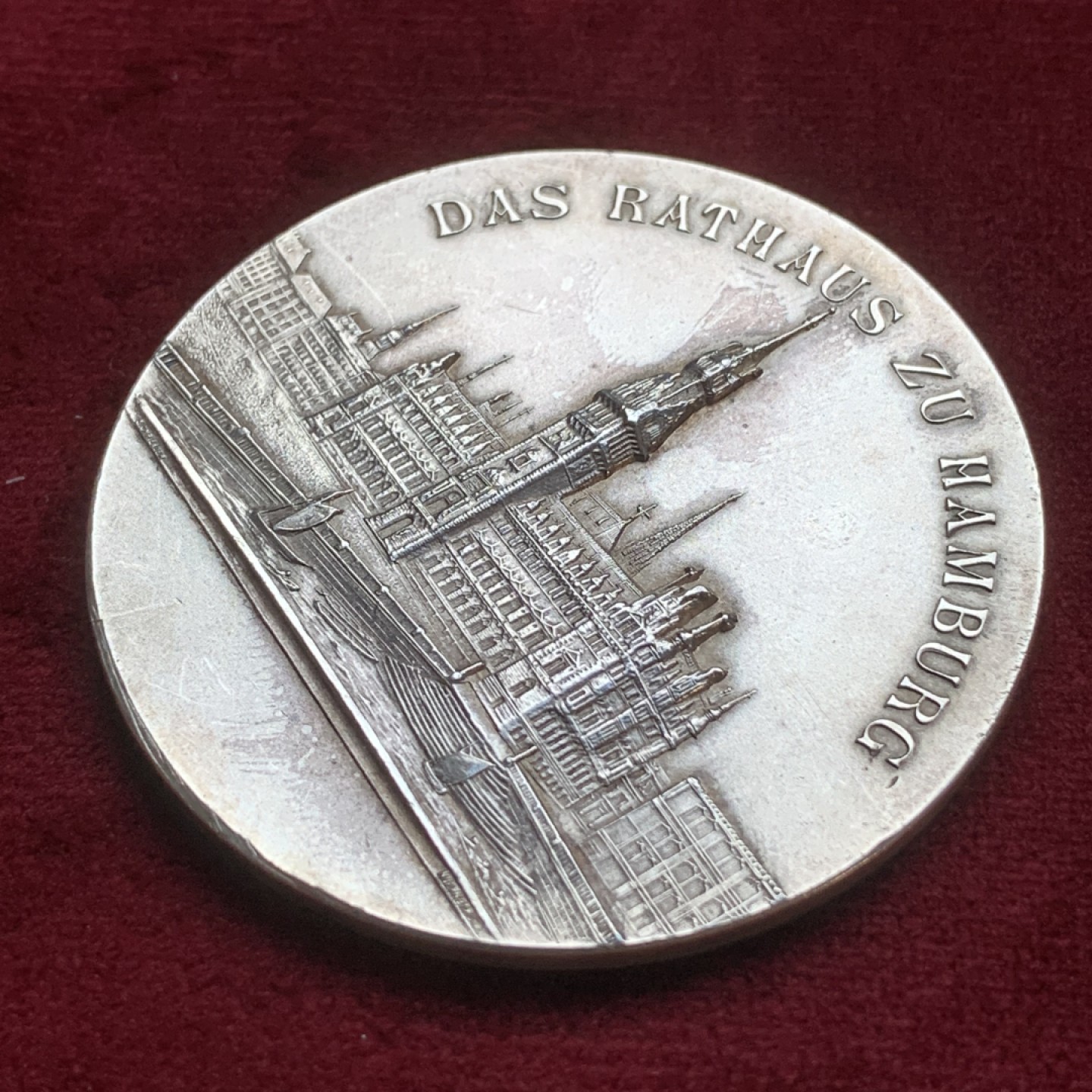 《竞宝斋》第77场-本周日，周一，周四3场拍卖（全场不限金额包邮） 德国 1908年 汉堡市政厅景观 国际展览 纪念大银章 50MM 49克 边铭990含银 大规格