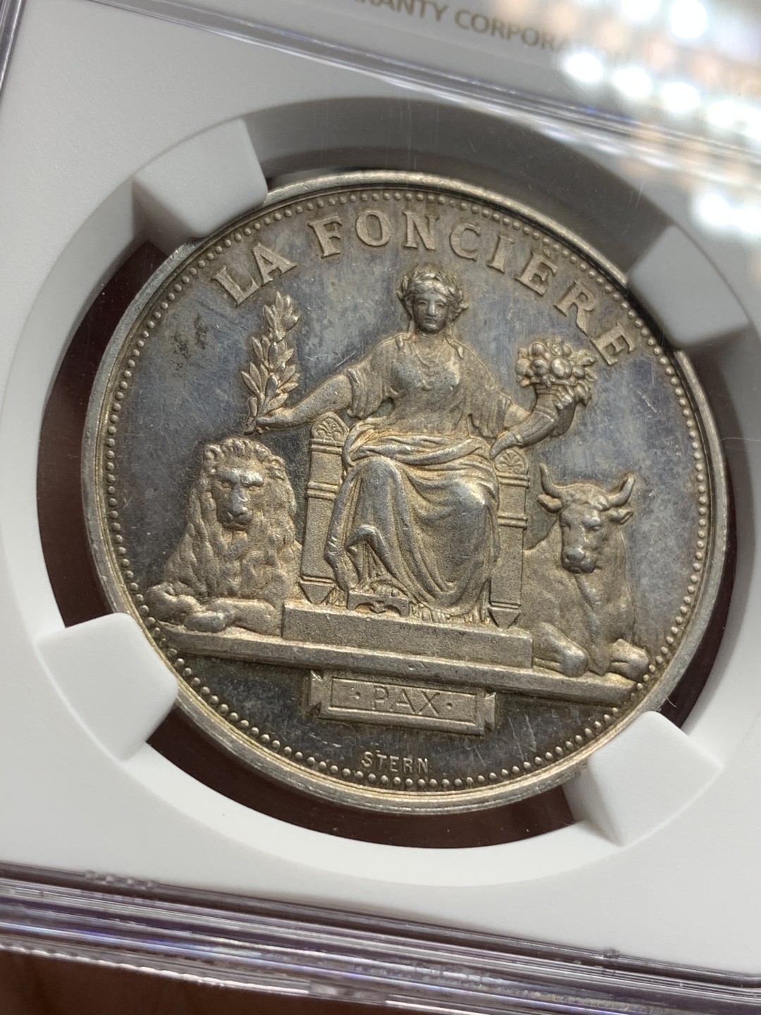 《竞宝斋》第77场-本周日，周一，周四3场拍卖（全场不限金额包邮） NGC MS61法国保险公司女神银章直径:37mm重量:22.68g 边铭:丰饶角+银标章面有点镜面效果，女神细节漂亮