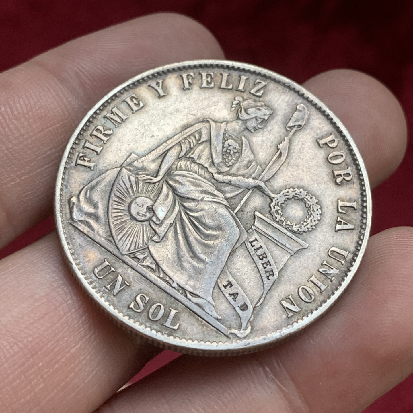 《竞宝斋》第77场-本周日，周一，周四3场拍卖（全场不限金额包邮） 秘鲁女神1索尔银币，1873年LD版，正面中央多了一块，就像女神多了只手，一直没研究明白是什么原因。