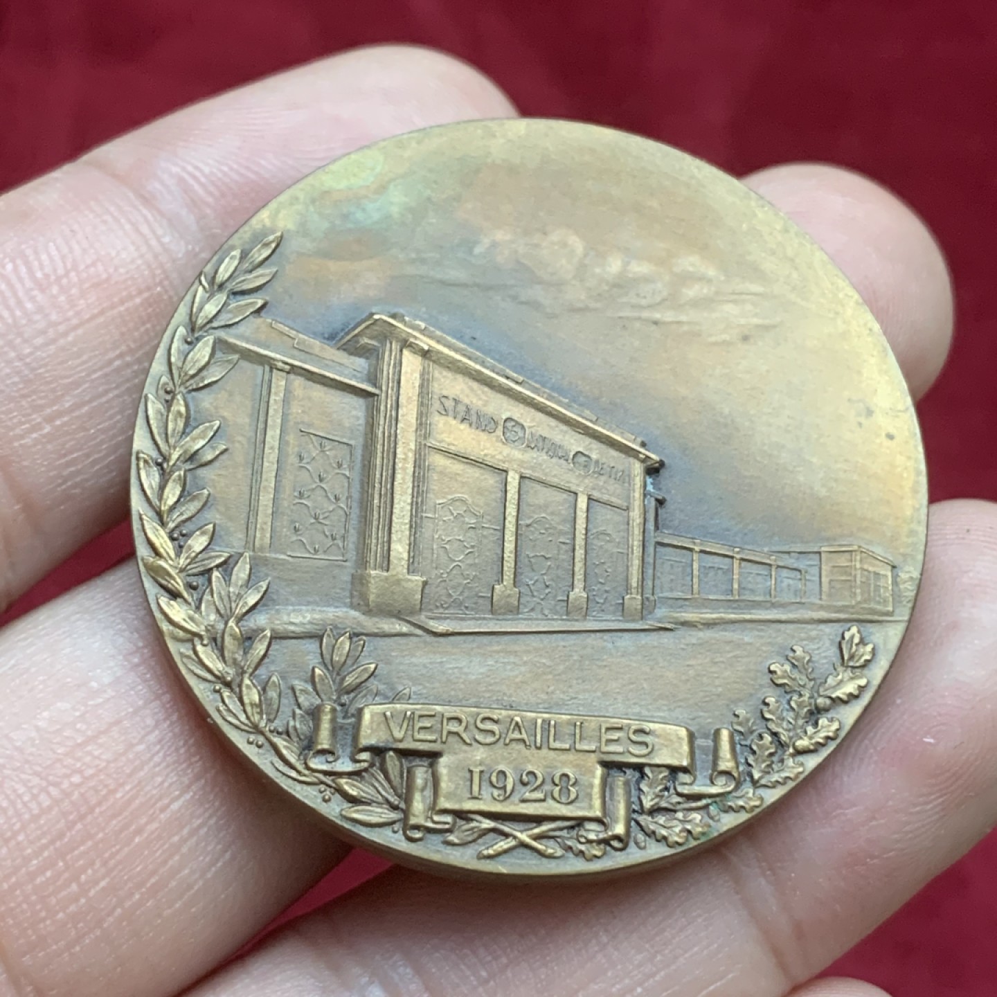 《竞宝斋》第77场-本周日，周一，周四3场拍卖（全场不限金额包邮） 法国1928年 凡尔赛国立射击场 纪念铜章，人物面弧形底板弧形 高浮雕设计