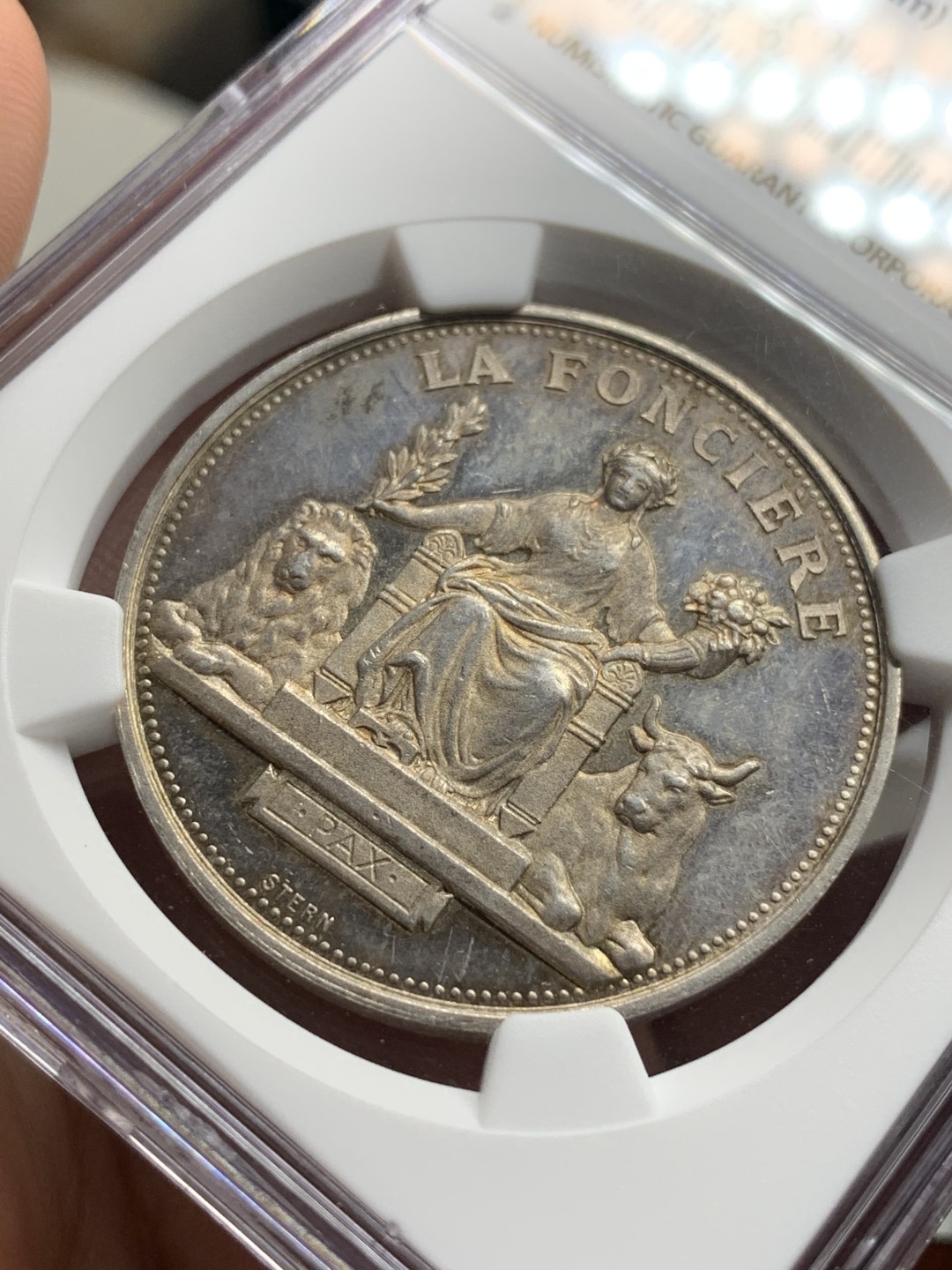 《竞宝斋》第77场-本周日，周一，周四3场拍卖（全场不限金额包邮） NGC MS61法国保险公司女神银章直径:37mm重量:22.68g 边铭:丰饶角+银标章面有点镜面效果，女神细节漂亮