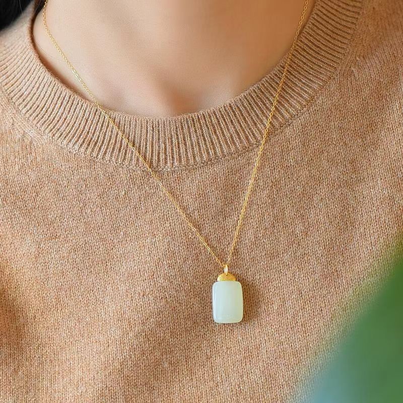 羊脂白玉吊坠女纯银鎏金和田玉项链女平安无事牌玉坠