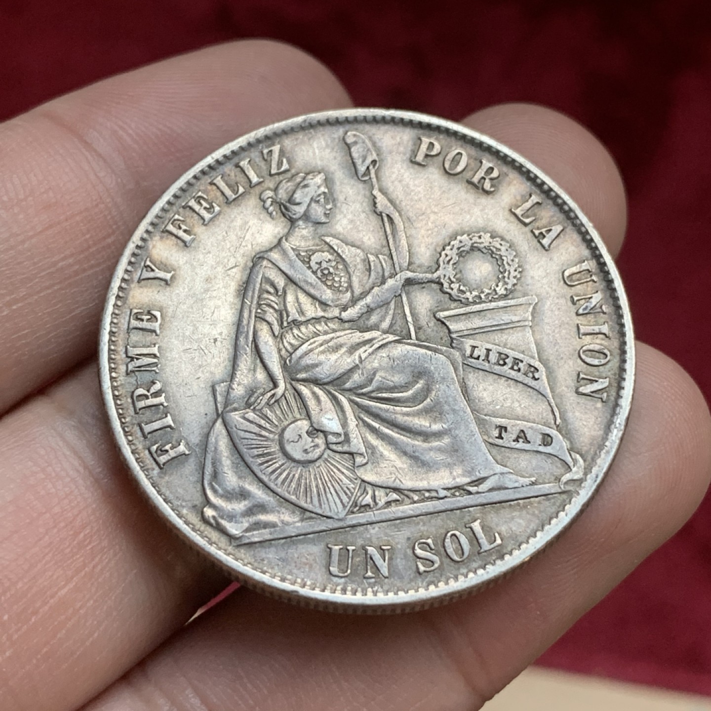 《竞宝斋》第77场-本周日，周一，周四3场拍卖（全场不限金额包邮） 秘鲁女神1索尔银币，1873年LD版，正面中央多了一块，就像女神多了只手，一直没研究明白是什么原因。