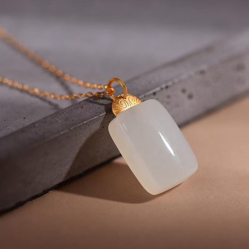 羊脂白玉吊坠女纯银鎏金和田玉项链女平安无事牌玉坠