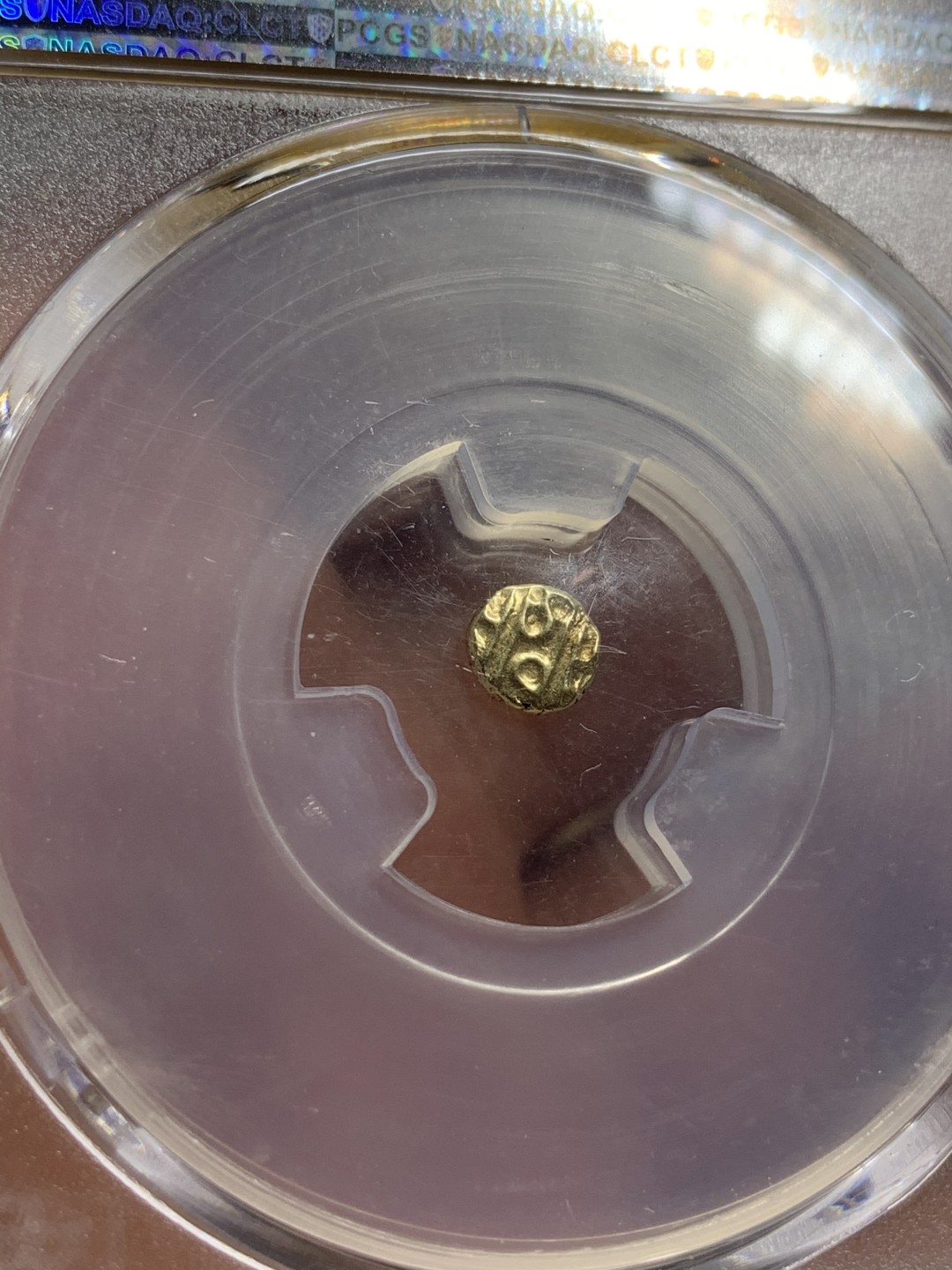 《竞宝斋》第77场-本周日，周一，周四3场拍卖（全场不限金额包邮） PCGS MS63 原光印度1638-1662年间迈索尔1法南金币，正面毗湿奴神像，背面印度文字，盒子背面有小磕