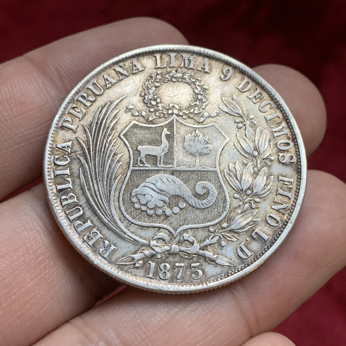 《竞宝斋》第77场-本周日，周一，周四3场拍卖（全场不限金额包邮） 秘鲁女神1索尔银币，1873年LD版，正面中央多了一块，就像女神多了只手，一直没研究明白是什么原因。