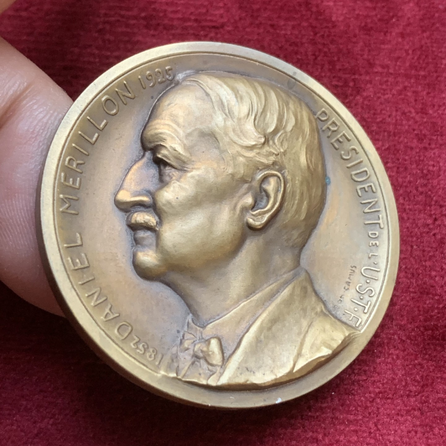 《竞宝斋》第77场-本周日，周一，周四3场拍卖（全场不限金额包邮） 法国1928年 凡尔赛国立射击场 纪念铜章，人物面弧形底板弧形 高浮雕设计