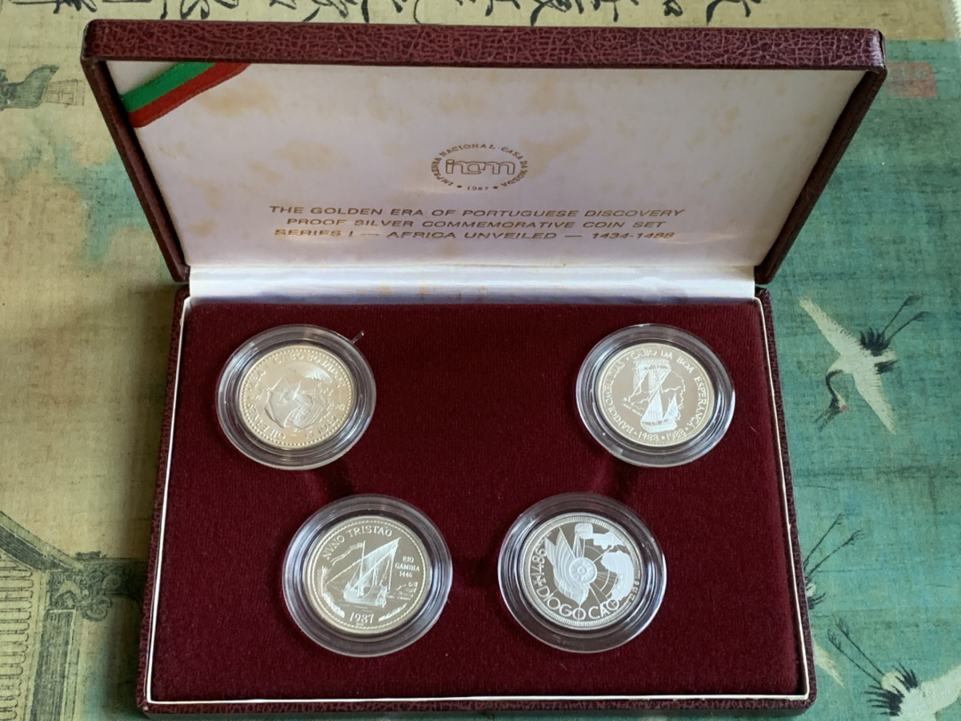 《竞宝斋》第77场-本周日，周一，周四3场拍卖（全场不限金额包邮） 原盒证书葡萄牙1988年帆船系列100埃斯库多 精制大银币 一流状态