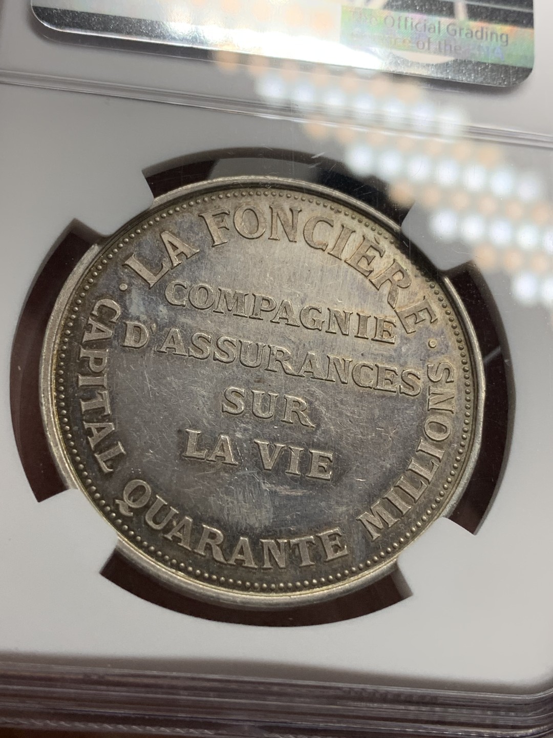 《竞宝斋》第77场-本周日，周一，周四3场拍卖（全场不限金额包邮） NGC MS61法国保险公司女神银章直径:37mm重量:22.68g 边铭:丰饶角+银标章面有点镜面效果，女神细节漂亮