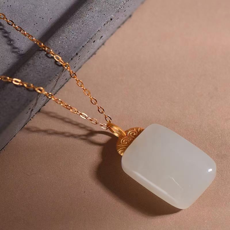 羊脂白玉吊坠女纯银鎏金和田玉项链女平安无事牌玉坠