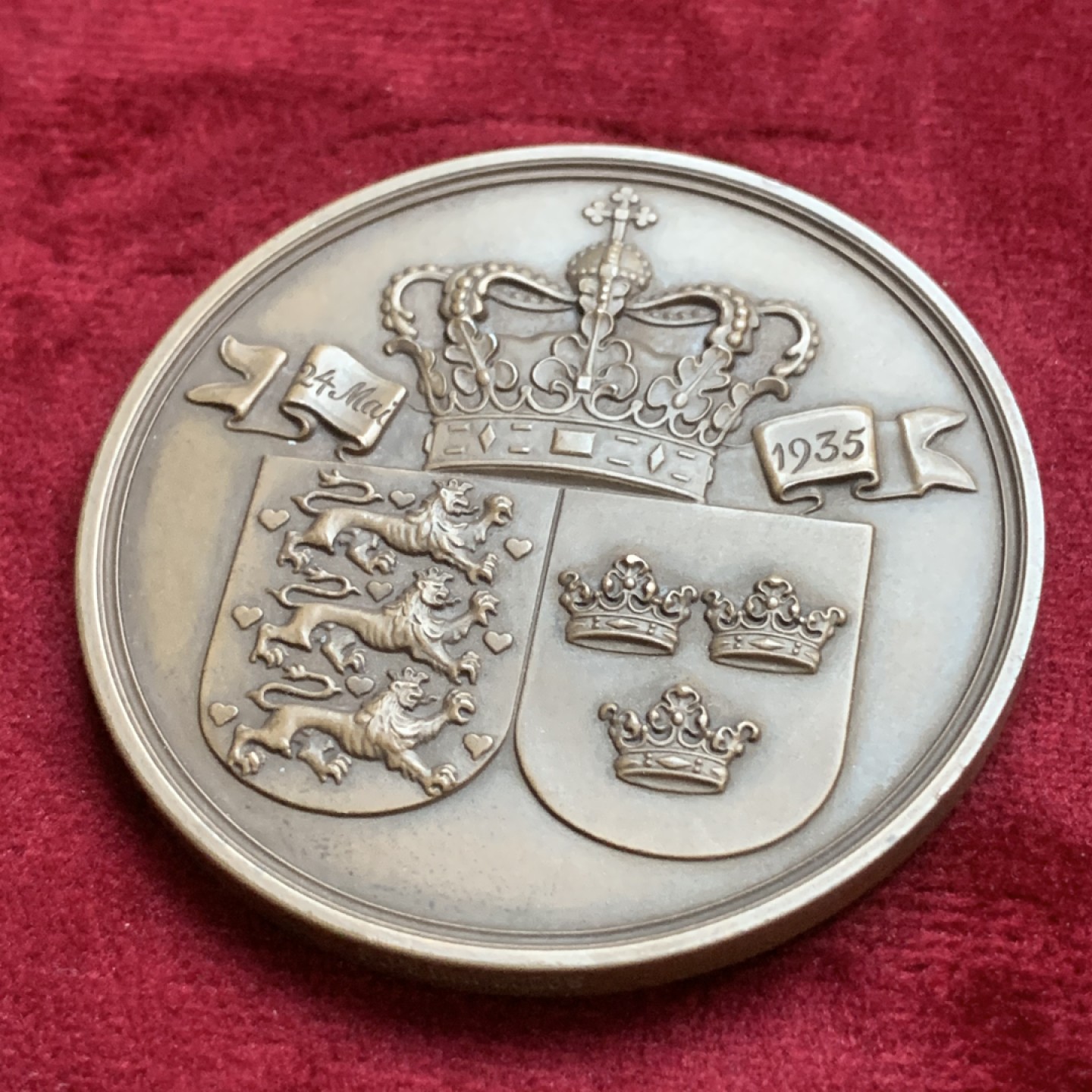《竞宝斋》第77场-本周日，周一，周四3场拍卖（全场不限金额包邮） 1935年丹麦王子弗里德里克结婚纪念铜章，直径60mm，重量68.5g，纹章、皇冠非常漂亮。