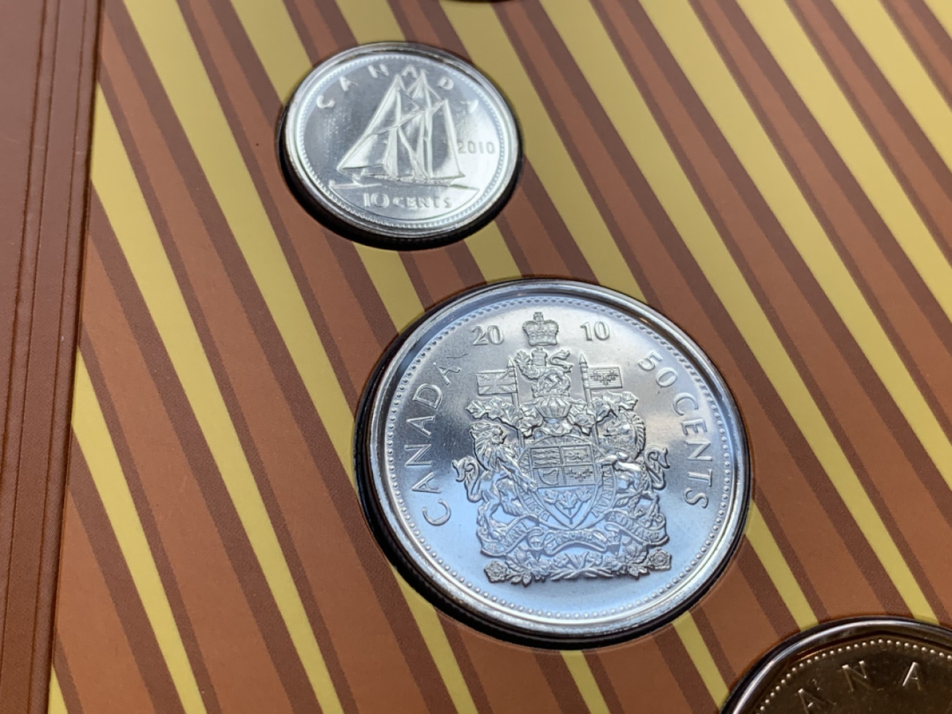 《竞宝斋》第77场-本周日，周一，周四3场拍卖（全场不限金额包邮） 3套 礼品装 加拿大 2010年 七枚装套币 其中一枚彩色枫叶 原装塑料套子 完美状态