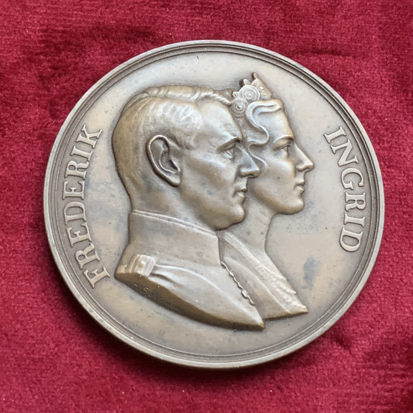 《竞宝斋》第77场-本周日，周一，周四3场拍卖（全场不限金额包邮） 1935年丹麦王子弗里德里克结婚纪念铜章，直径60mm，重量68.5g，纹章、皇冠非常漂亮。