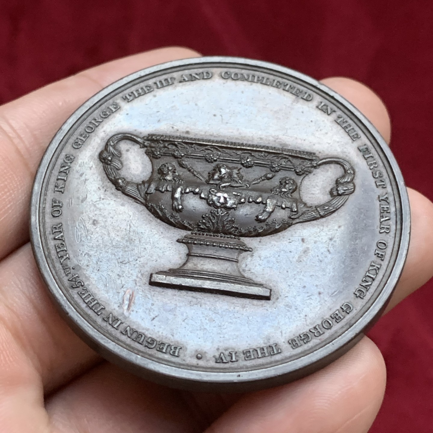 《竞宝斋》第77场-本周日，周一，周四3场拍卖（全场不限金额包邮） 1821年英国托马斯花瓶铜章，直径53mm，重量66g，少见英国老铜章，英国老章普遍涨价中。