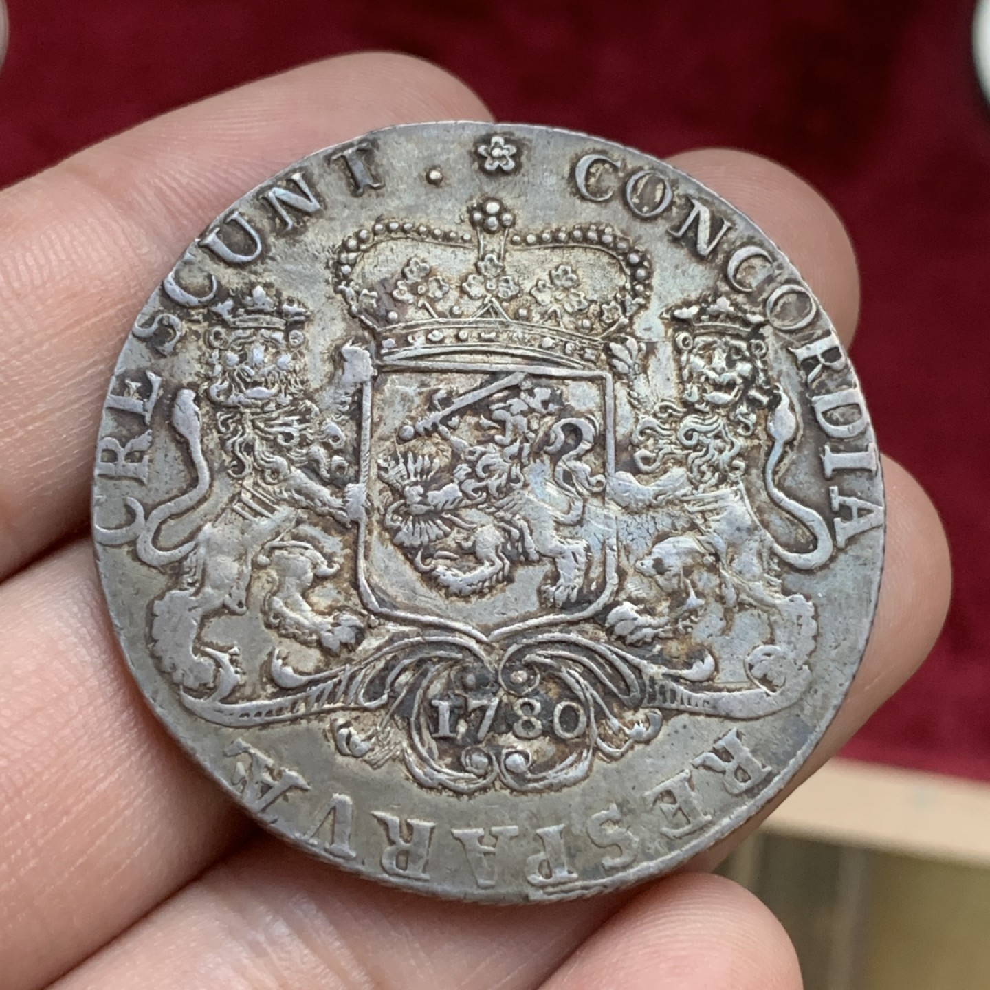 《竞宝斋》第77场-本周日，周一，周四3场拍卖（全场不限金额包邮） 荷兰 1780年 荷兰省 大马剑 细节 包浆非常好，骑士的头盔都非常的清晰