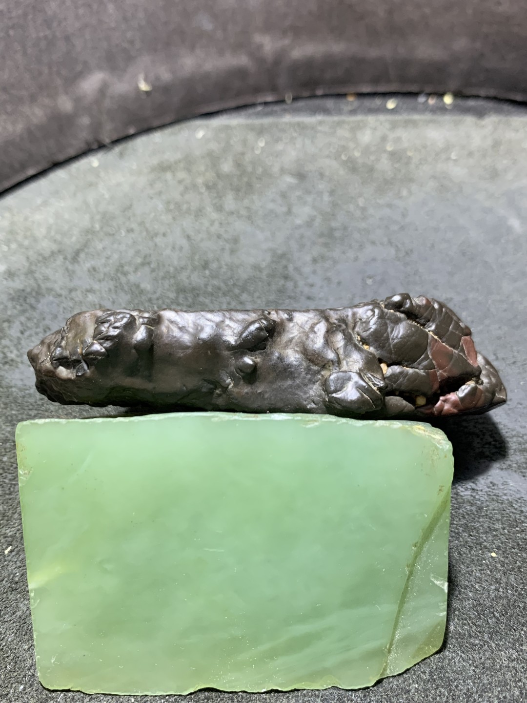 放福利，精美新疆红黑双色泥石原石把件（镇纸，摆件）一块