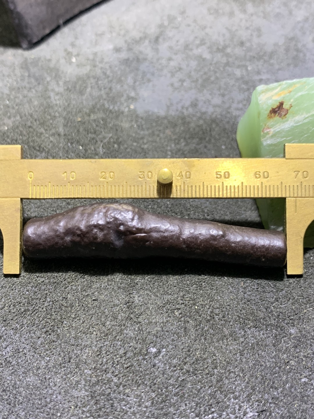 精美罕见戈壁管状黑金刚原石一块， 精美罕见戈壁管状黑金刚原石一块，