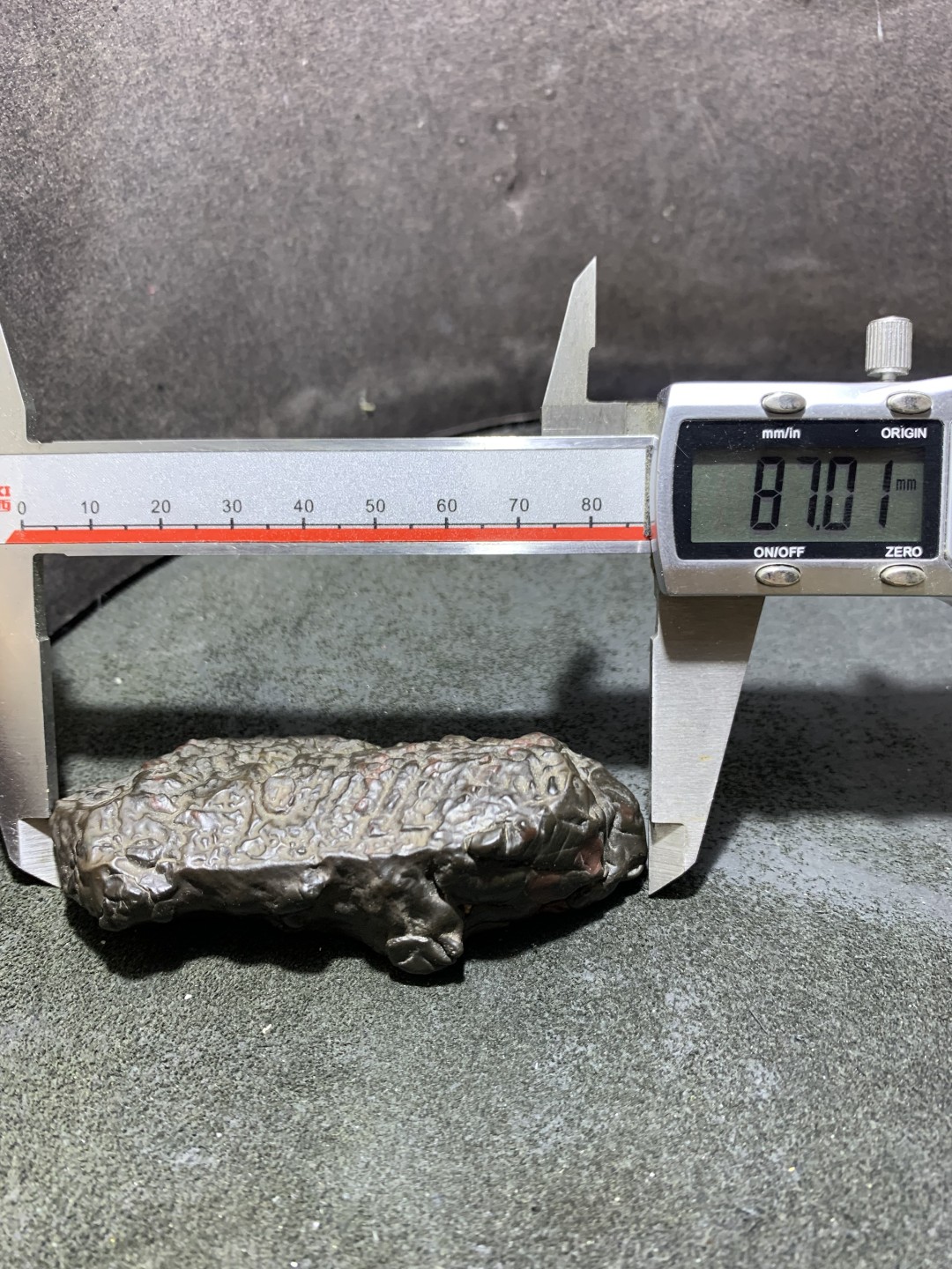 放福利，精美新疆红黑双色泥石原石把件（镇纸，摆件）一块
