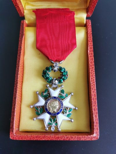 盛世勋华——号角文化勋章专场拍卖第37期 - 法国骑士级荣誉军团勋章 三共版 定制宽边镶钻版 带原盒 银制带银标