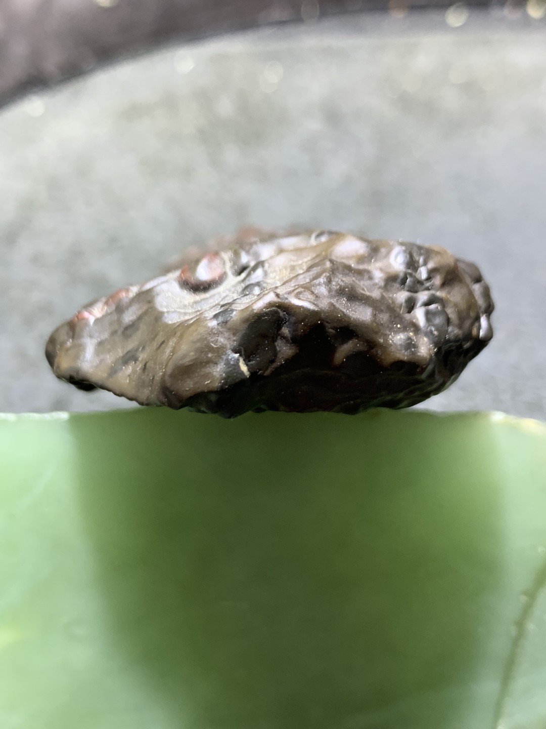 放福利，精美新疆红黑双色泥石原石把件（镇纸，摆件）一块
