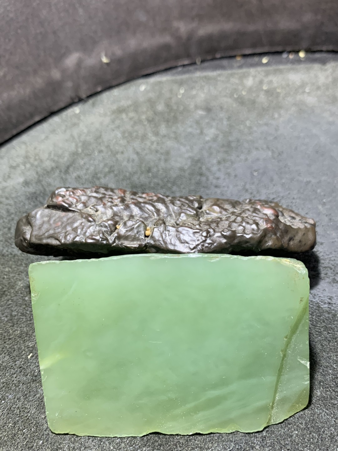 放福利，精美新疆红黑双色泥石原石把件（镇纸，摆件）一块