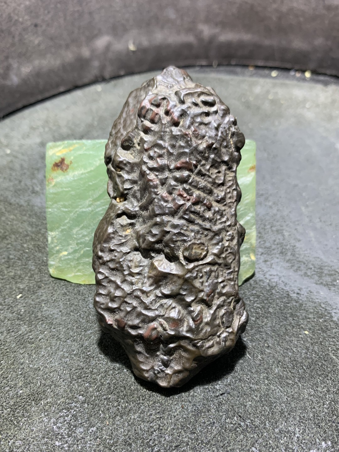 放福利，精美新疆红黑双色泥石原石把件（镇纸，摆件）一块