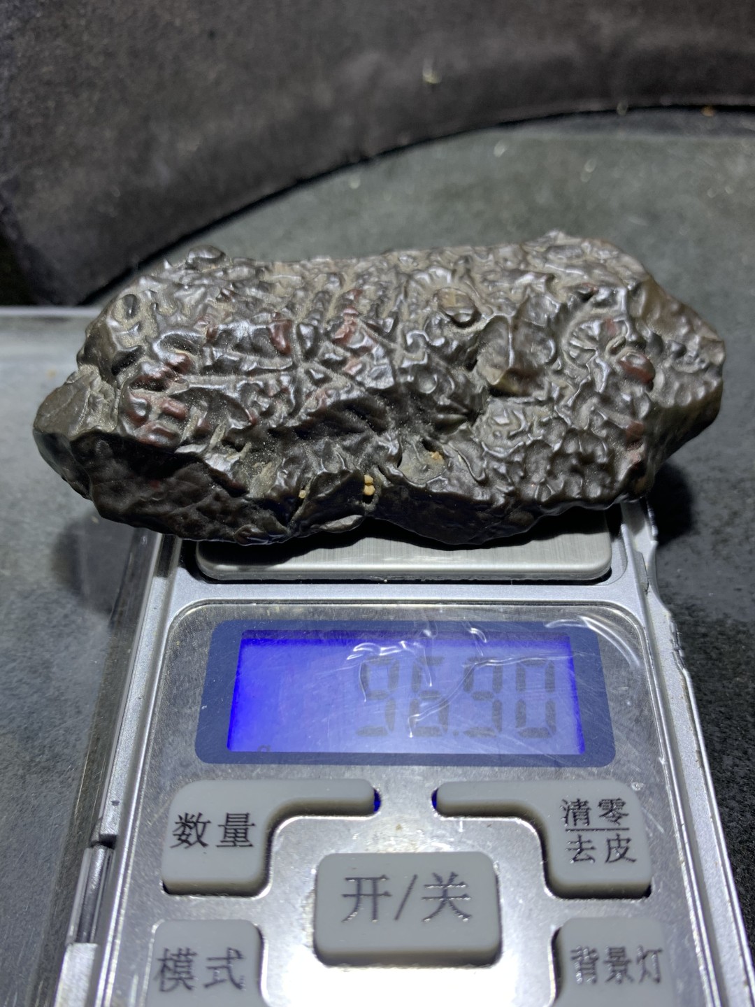 放福利，精美新疆红黑双色泥石原石把件（镇纸，摆件）一块