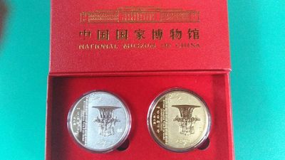 国博镇馆之宝四羊方尊镀金镀银纪念章 带盒 中国国家博物馆制 全新  - 国博镇馆之宝四羊方尊镀金镀银纪念章 带盒 中国国家博物馆制 全新 