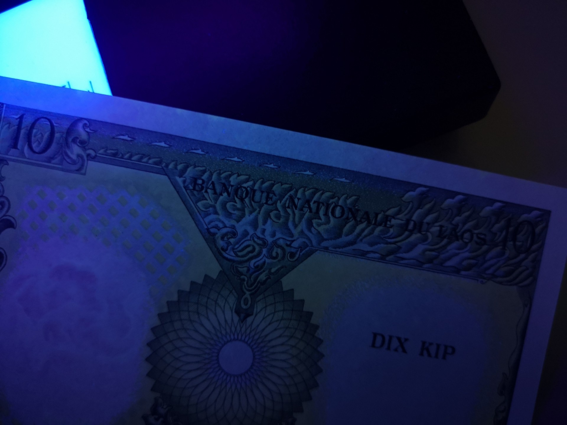 《外钞收藏家》第一百九十一期 老挝三张加捷尔吉斯坦 一起 全新无折 但是都有星星点点潮点