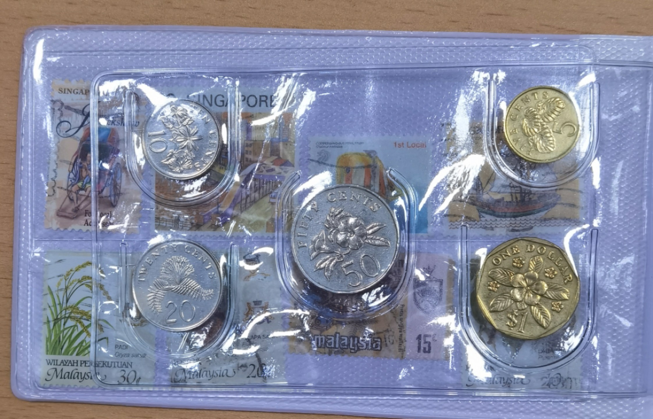 北京马甸外国钱币专卖微拍第八十一期，非贵金属流通币，纪念币专场，陆续上新，欢迎关注 新加坡，印尼旅游纪念邮票钱币册