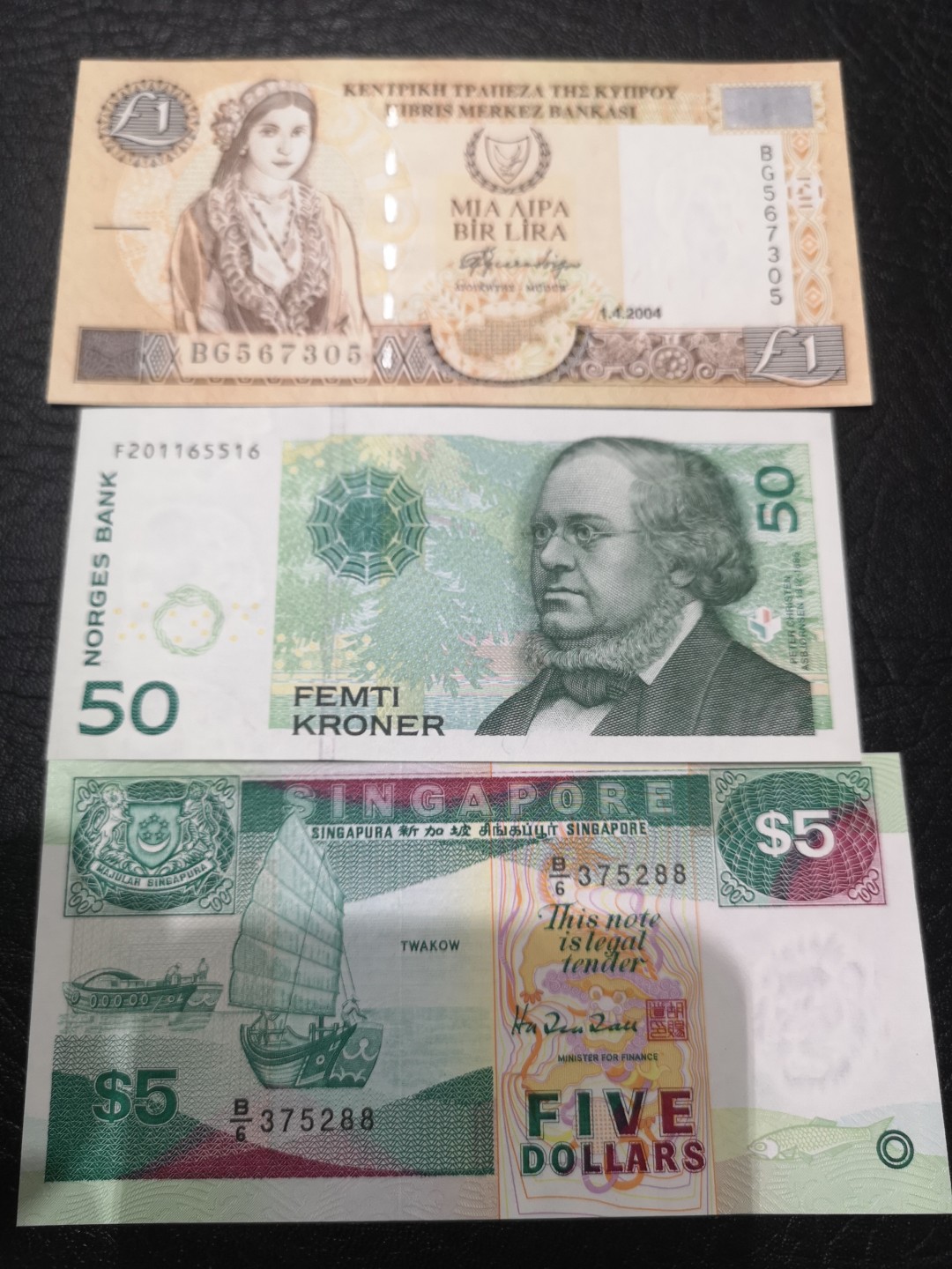 《外钞收藏家》第一百九十一期 塞浦路斯1里拉、瑞典50克朗、新加坡船版5元三张一起 全新UNC
