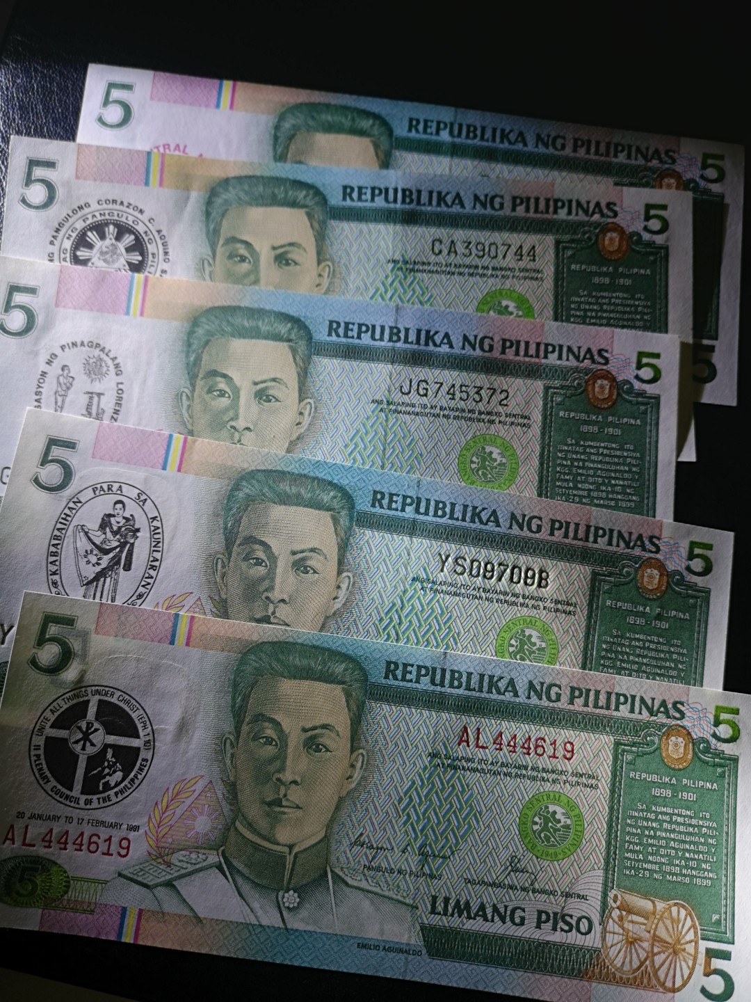 《外钞收藏家》第一百九十一期 菲律宾5比索五张 全部是纪念钞 全新 但都有星星点点潮点