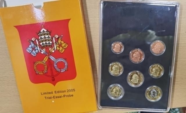 北京马甸外国钱币专卖微拍第八十一期，非贵金属流通币，纪念币专场，陆续上新，欢迎关注  2005年版梵蒂冈欧元样币