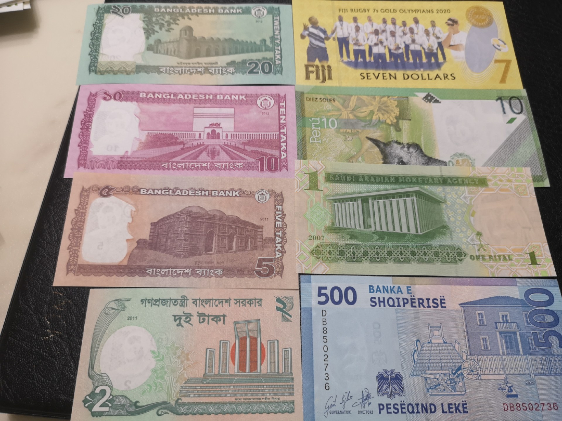 《外钞收藏家》第一百九十一期 五个国家八张纸币 全新UNC