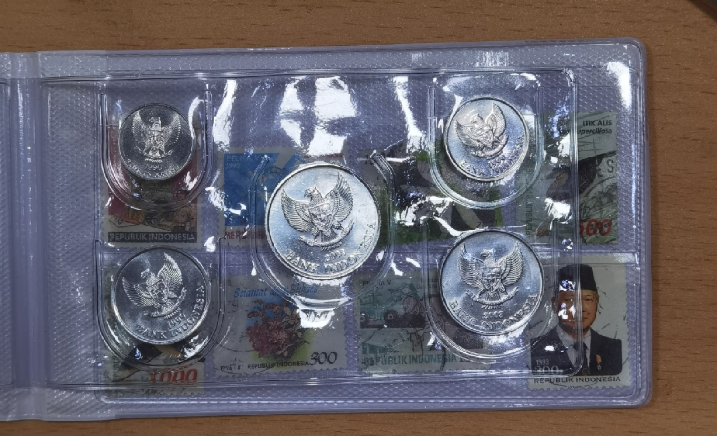 北京马甸外国钱币专卖微拍第八十一期，非贵金属流通币，纪念币专场，陆续上新，欢迎关注 新加坡，印尼旅游纪念邮票钱币册
