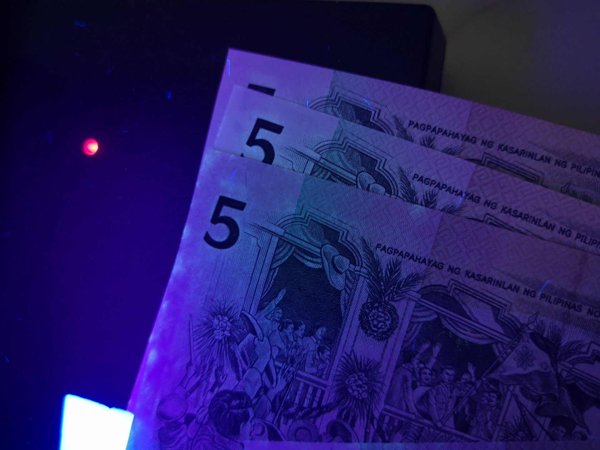 《外钞收藏家》第一百九十一期 菲律宾5比索五张 全部是纪念钞 全新 但都有星星点点潮点