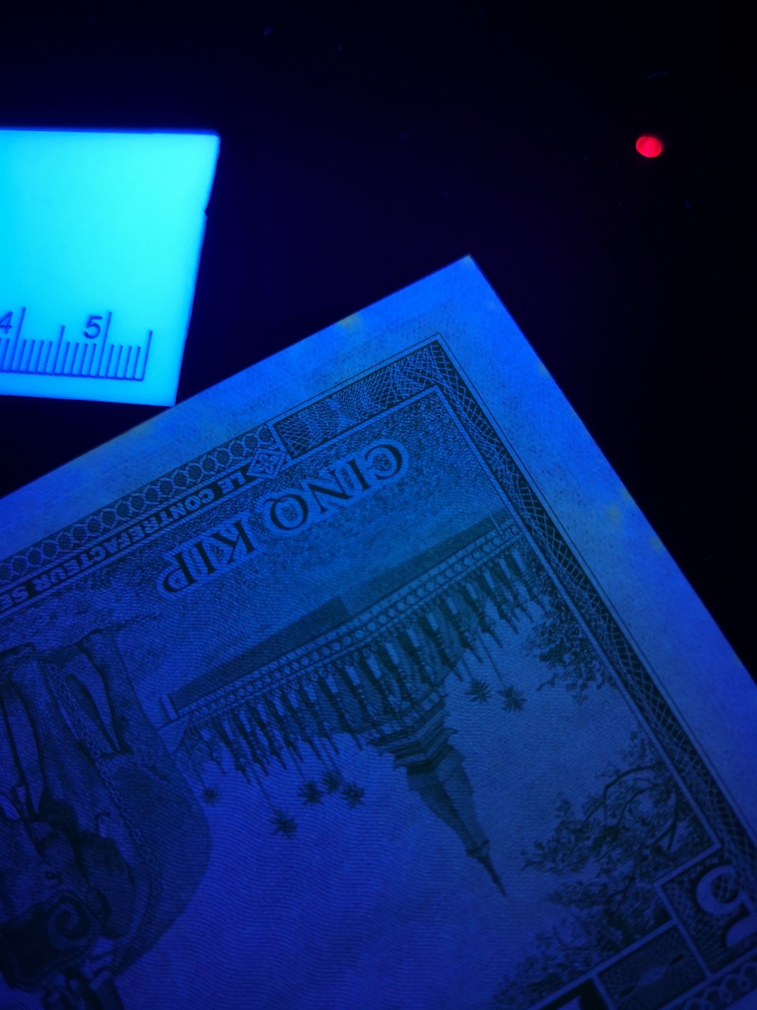 《外钞收藏家》第一百九十一期 老挝三张加捷尔吉斯坦 一起 全新无折 但是都有星星点点潮点