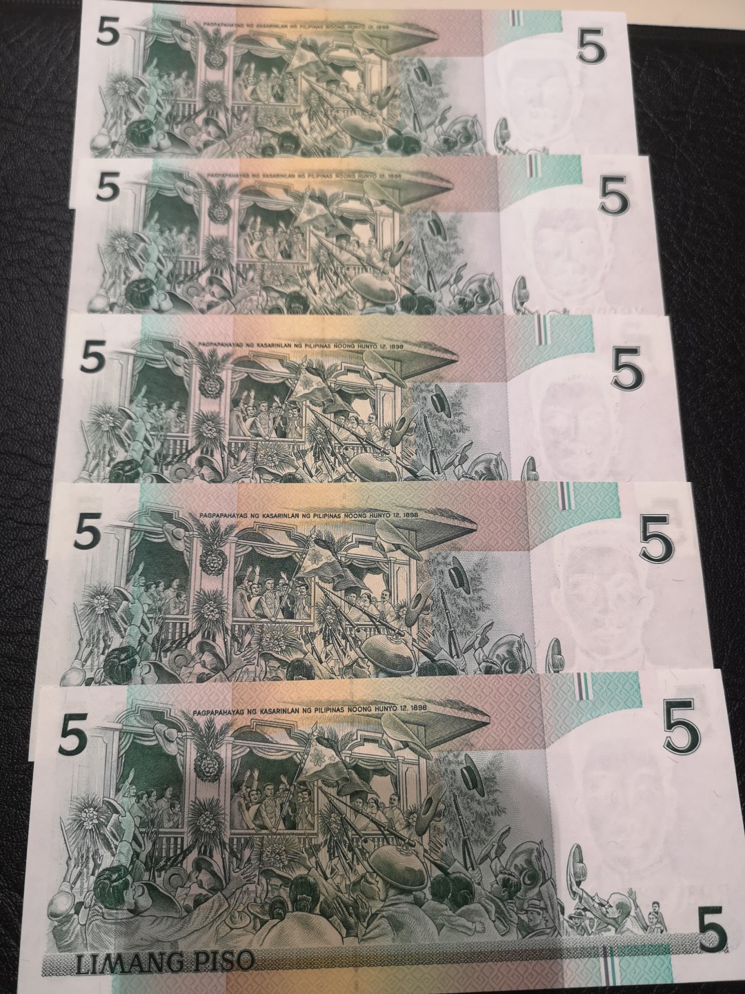 《外钞收藏家》第一百九十一期 菲律宾5比索五张 全部是纪念钞 全新 但都有星星点点潮点