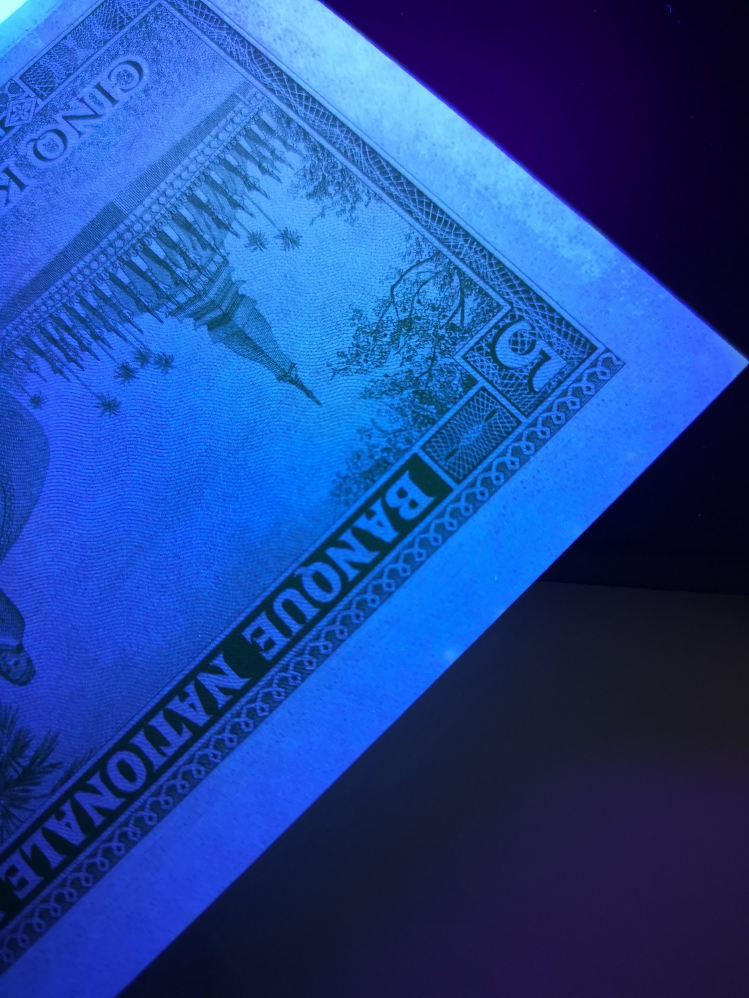 《外钞收藏家》第一百九十一期 老挝三张加捷尔吉斯坦 一起 全新无折 但是都有星星点点潮点