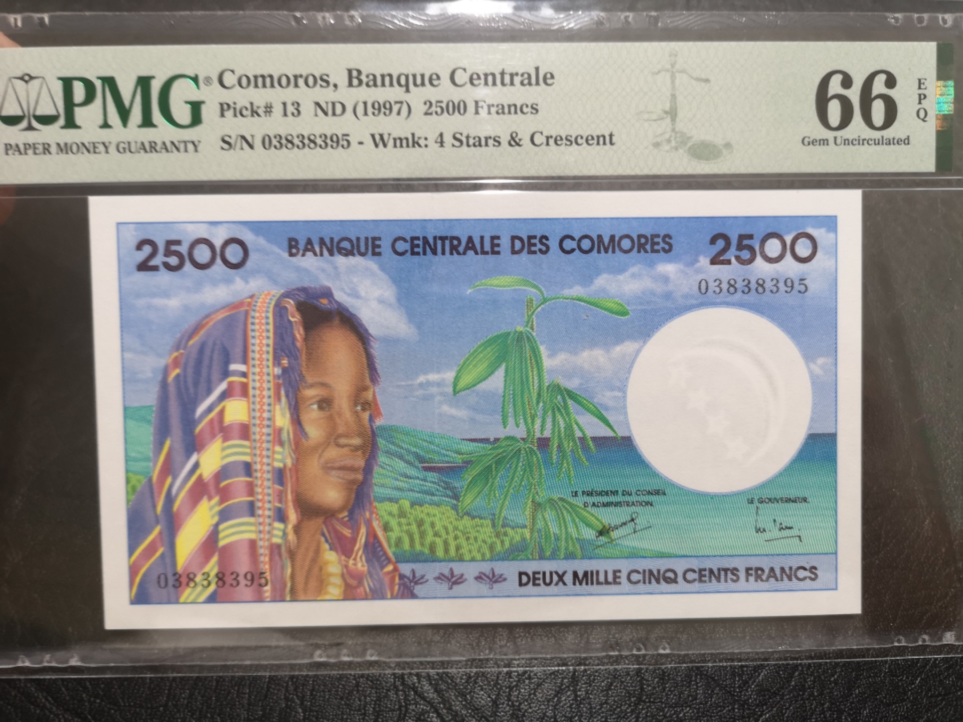 《外钞收藏家》第一百九十一期 1997年科摩罗2500法郎 PMG66 无47