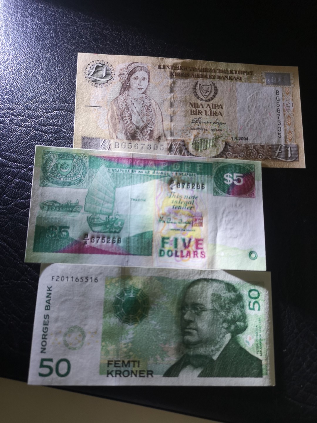 《外钞收藏家》第一百九十一期 塞浦路斯1里拉、瑞典50克朗、新加坡船版5元三张一起 全新UNC